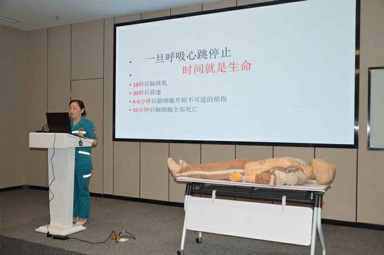 图片1:心肺复苏术讲解及现场真人模拟操作-1_副本.jpg 图片1:心肺复苏术讲解及现场真人模拟操作-1_副本.jpg